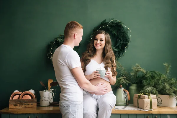 Schöne Junge Stilvolle Schwangere Mit Ihrem Mann Kocht Kakao Mit — Stockfoto