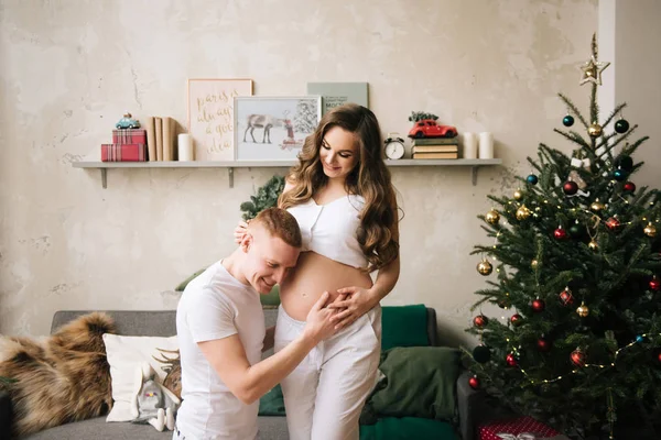 Junger Mann Und Schwangere Frau Stilvollem Heim Weihnachtsinterieur — Stockfoto