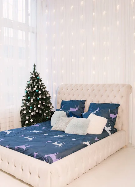 Weihnachtsdekor, weiße Schlafzimmerbettwäsche mit Rentieren und Chris — Stockfoto