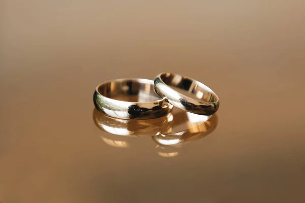 Anillos de boda en un fondo claro, enfoque selectivo, ma — Foto de Stock