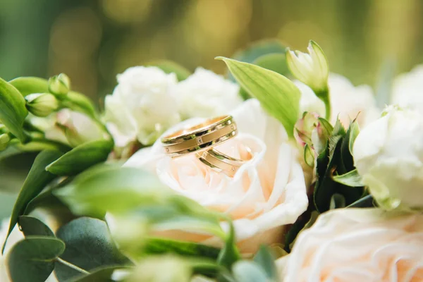Anillos de compromiso de boda y flores ramo de boda fondo , — Foto de Stock