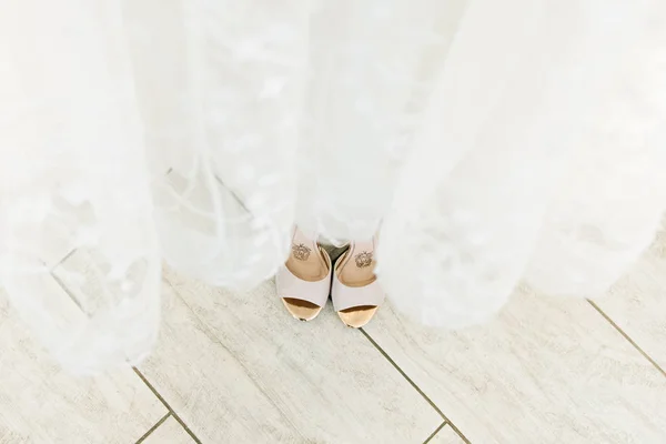 Detaljerna om bröllopsdagen. Brudens skor på en lätt backgro — Stockfoto