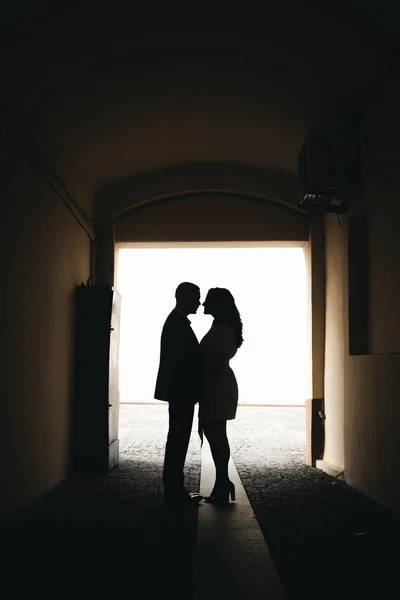 Silhouetten van twee liefdevolle mensen. Foto 's van de bruid en bruidegom — Stockfoto