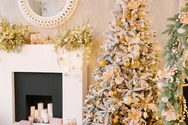 Decoração de Natal, árvore de Natal de neve e lareira — Fotografia de Stock