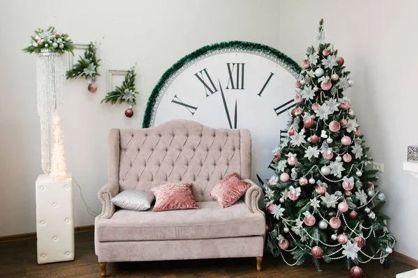 Kerst Interieur Met Versierde Dennenboom Roze Bank — Stockfoto