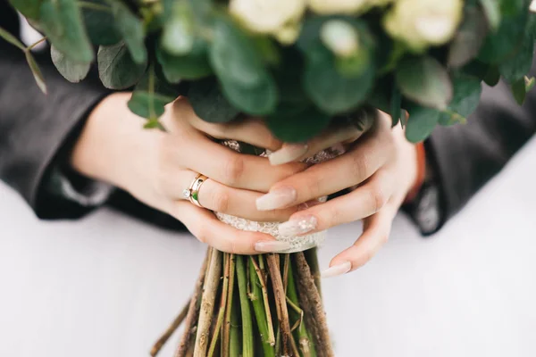 Brautstrauß Den Händen Der Braut Nahaufnahme — Stockfoto