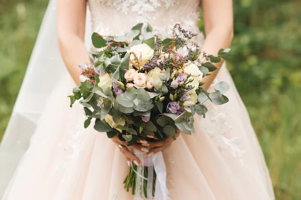 Dettagli mattutini di nozze. Matrimonio bellissimo bouquet nelle mani o — Foto Stock