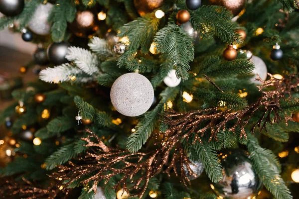 Weihnachtsdekor, Weihnachtsbaum mit Spielzeug und Geschenken, selektiv — Stockfoto