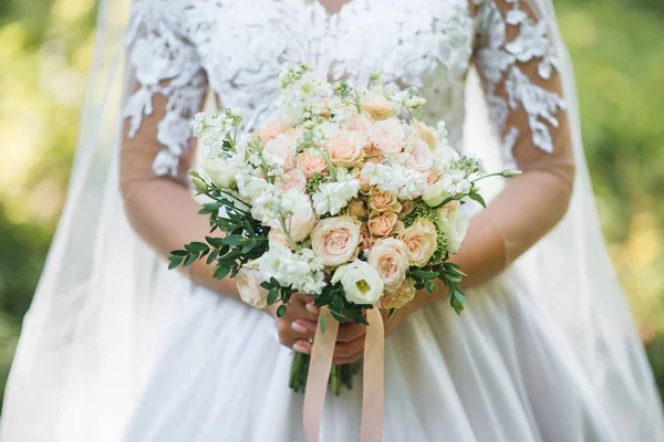 Details of the wedding morning. Wedding bouquet in the hands of — 스톡 사진