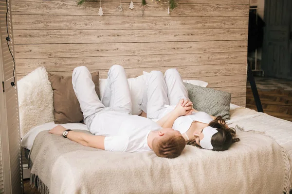 Mencintai Pasangan Dalam Pakaian Putih Berbaring Tempat Tidur Yang Ringan — Stok Foto