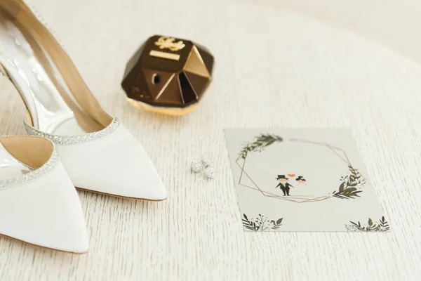 Az esküvő napjának részletei. Menyasszonyi cipő és meghívó — Stock Fotó