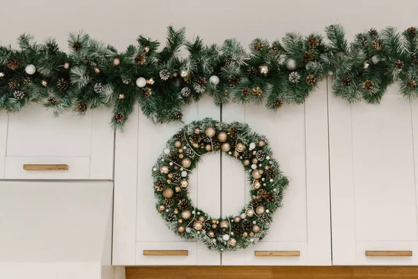 Decoração de Natal, cozinha decorada para o feriado, seletiva fo — Fotografia de Stock