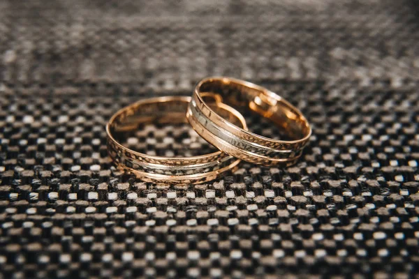 灰色背景下的结婚戒指，有选择的焦点，mac — 图库照片