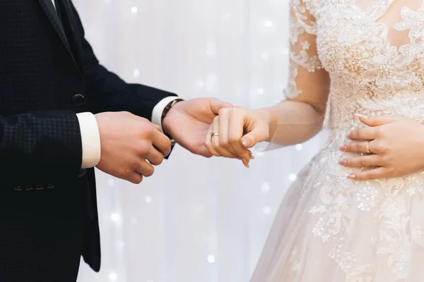 Novio y novias manos con anillos, vista de cerca —  Fotos de Stock