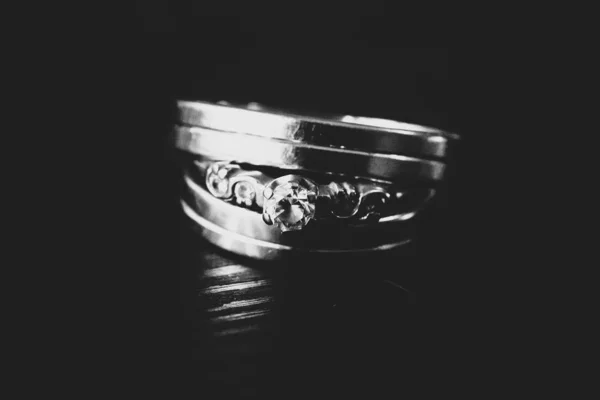 结婚订婚戒指。 爱的概念，有选择的焦点。 黑色和黑色 — 图库照片