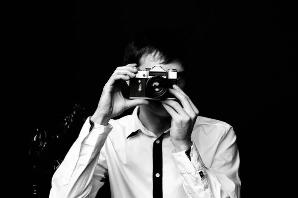 Young Guy Retro Camera Black White Photography — Stock Photo, Image