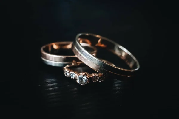 Anillos de compromiso de boda sobre fondo negro. Concepto de amor.Selec — Foto de Stock