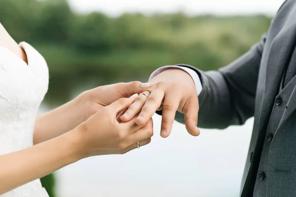 Brud- och brudgummens växelringar på nära håll — Stockfoto