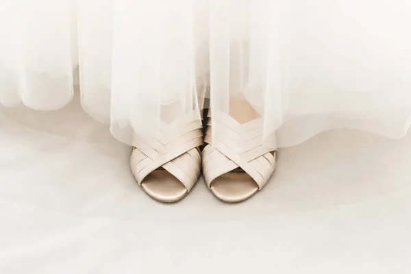 Menyasszonyi Cipő Köntösben Közelről — Stock Fotó