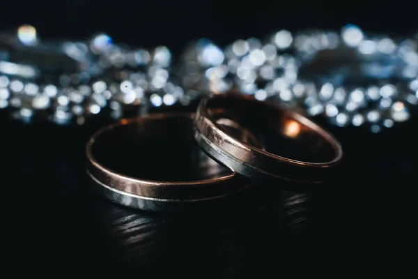 Bröllop förlovningsringar på svart bakgrund. Kärlekskoncept.Selec — Stockfoto
