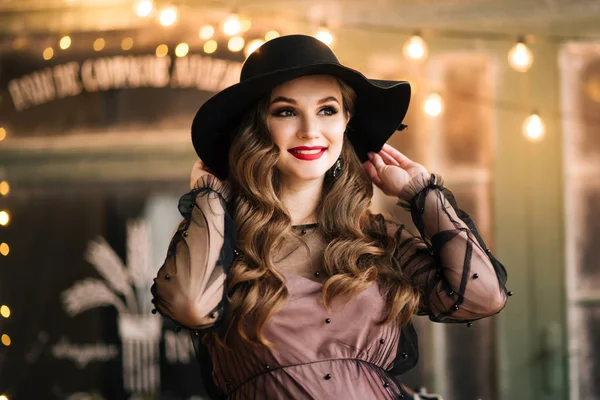 Bella Giovane Elegante Ragazza Incinta Abito Nero Cappello Erge Bellissimo — Foto Stock