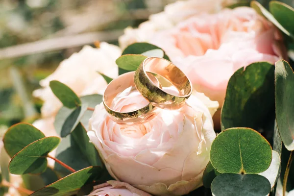 Los anillos de boda en el ramo de la novia — Foto de Stock