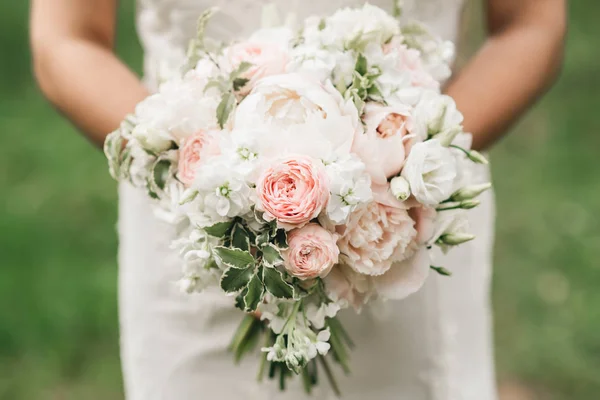 Details zum Brautmorgen. Hochzeit schöner Strauß in den Händen o — Stockfoto