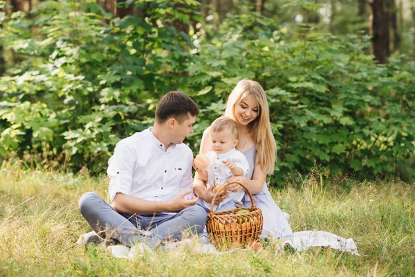 Une Jeune Famille Heureuse Passe Temps Ensemble Dans Nature Pique — Photo