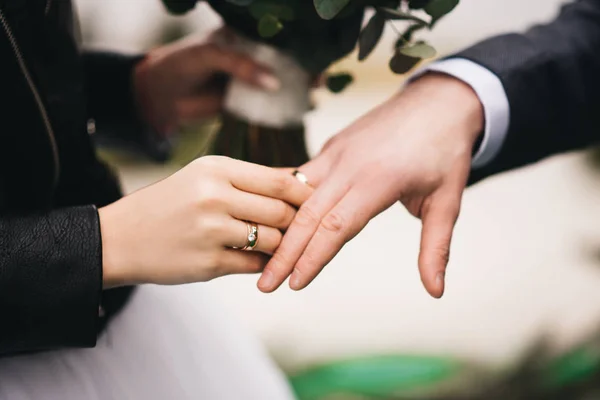 Νύφη Βάζοντας Δαχτυλίδι Στο Χέρι Του Γαμπρού Κοντινό — Φωτογραφία Αρχείου