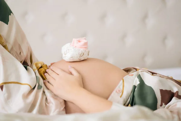Беременная Женщина Брюхо Детской Обуви — стоковое фото