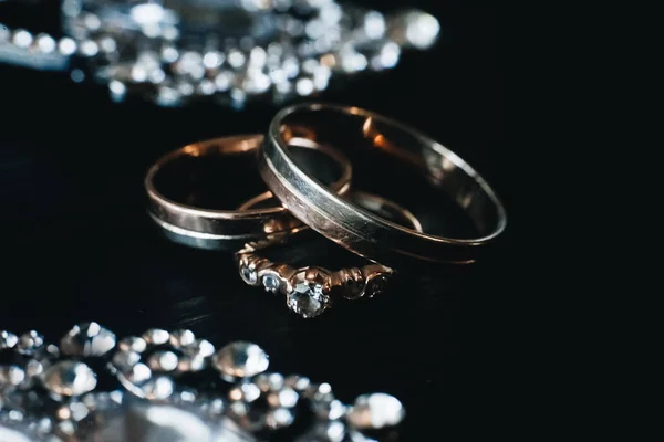 Anillos de compromiso de boda sobre fondo negro. Concepto de amor.Selec — Foto de Stock