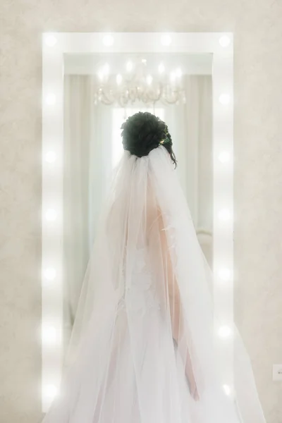 Κομψό χτένισμα νύφης, πίσω όψη στο φόντο του καθρέφτη — Φωτογραφία Αρχείου