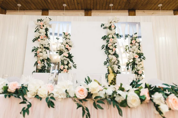 Das Dekorkonzept für Hochzeiten und Feiertage, florales Arrangement — Stockfoto