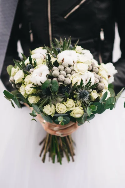 Bouquet Sposa Mano Alla Sposa Vicino — Foto Stock