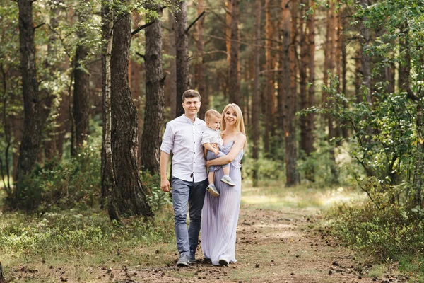 Happy Young Family Spends Time Together Nature — Stockfoto