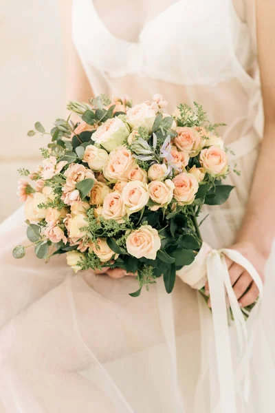 Detalhes da manhã nupcial. Casamento lindo buquê nas mãos o — Fotografia de Stock