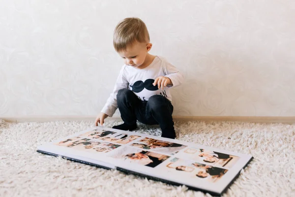 Симпатичный Ребенок Сидит Смотрит Большую Стильную Фотокнигу Своими Фотографиями Детский — стоковое фото