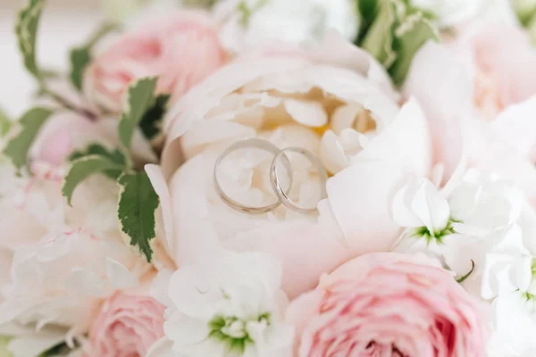 Anéis de noivado do casamento e flores fundo do buquê de casamento , — Fotografia de Stock