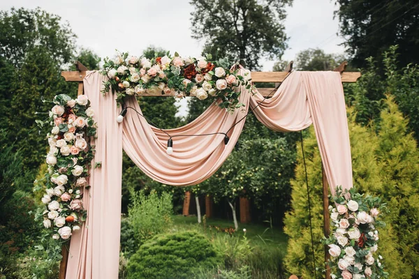 Arc pour la cérémonie de mariage. Arc, décoré avec belle fr — Photo