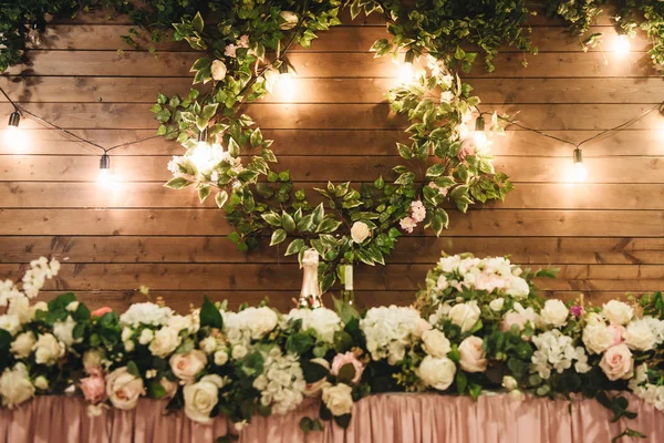Prachtig magisch interieur van tafel voor pasgetrouwden tafel in rusti — Stockfoto