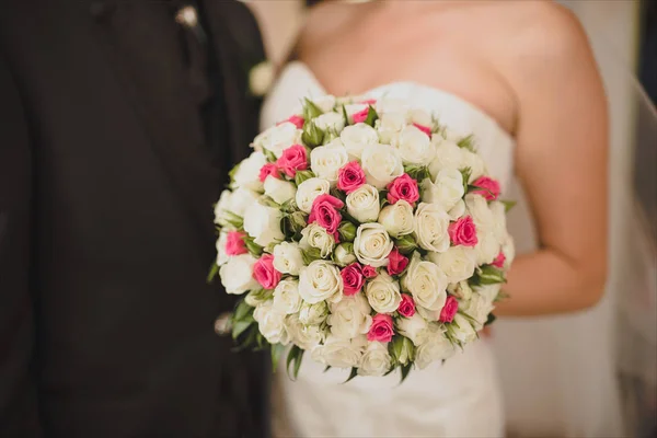 Μπουκέτο γάμου με λευκά και ροζ τριαντάφυλλα στα χέρια της νύφης — Φωτογραφία Αρχείου