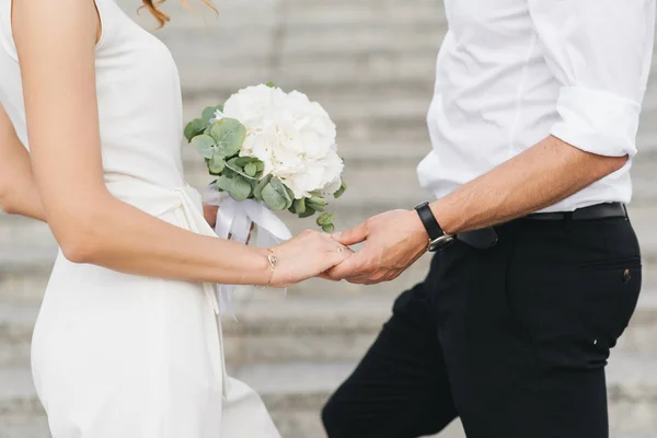 Detalhes da manhã nupcial. Casamento lindo buquê nas mãos o — Fotografia de Stock