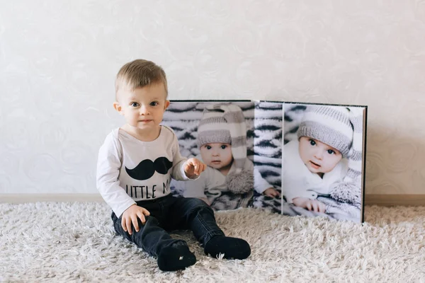 Симпатичный Ребенок Сидящий Фоне Большой Стильной Фотокниги Вашими Фотографиями — стоковое фото