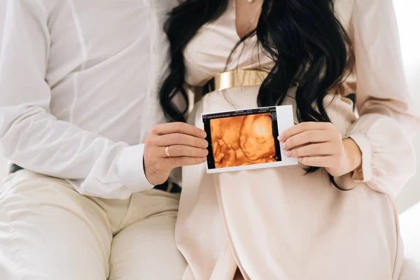 Hamile Bir Kadın Bir Erkeğin Röntgen Filmiyle Akıllı Telefon Tutarken — Stok fotoğraf