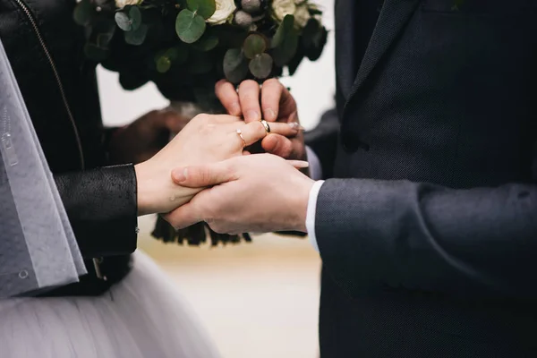 Novio Poniendo Anillo Mano Novia Cerca —  Fotos de Stock