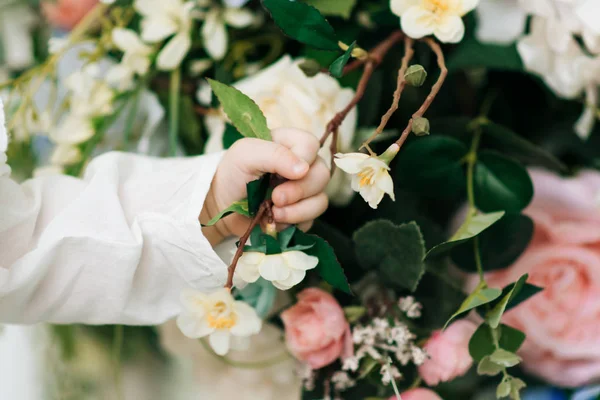 Mão de menina segurando uma flor — Fotografia de Stock