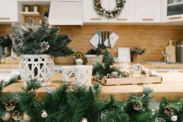 Décor de Noël, cuisine décorée pour les vacances, sélectif fo — Photo