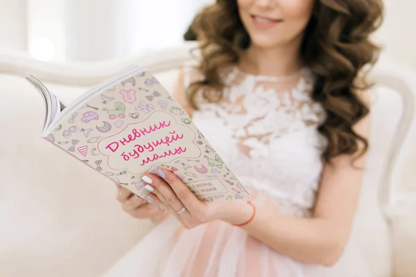 Menina Grávida Lendo Livro Sobre Parentalidade Diário Gravidez — Fotografia de Stock