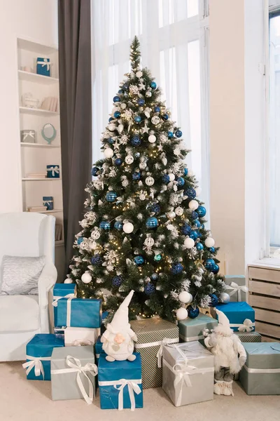Albero di Natale e altre decorazioni natalizie in loft bianco — Foto Stock