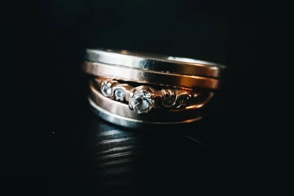 Svatební zásnubní prsteny na černém pozadí. Koncept lásky.Výběr — Stock fotografie